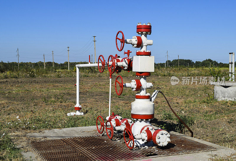 油井用于石油和天然气生产。油井井口设备。石油生产