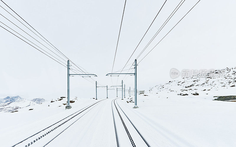 瑞士雪山的火车轨道