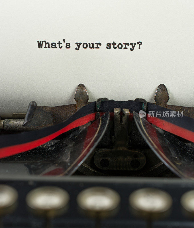 特写古董打字机，上面有你的故事