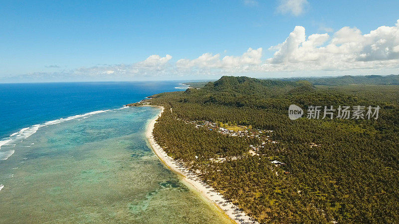 鸟瞰图美丽的海滩上的热带岛屿。菲律宾,Siargao
