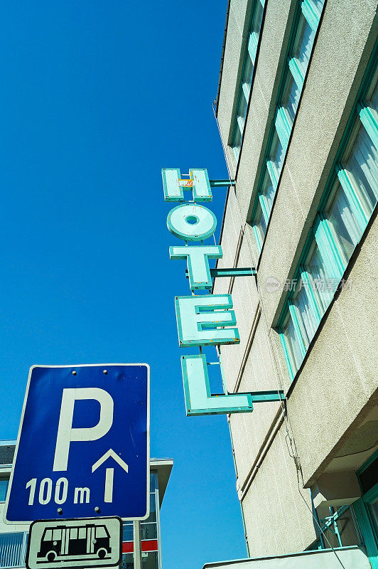 酒店及停车标志