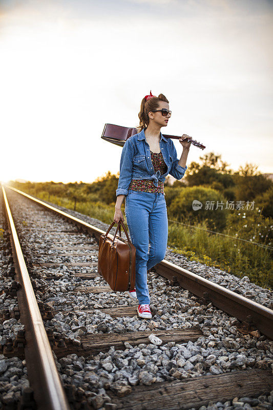 在路上搭便车的女人