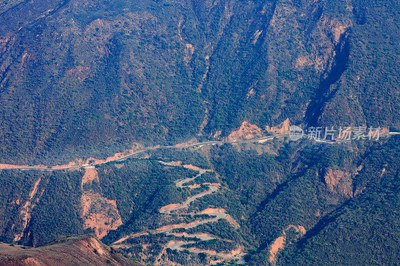 哥伦比亚-桑坦德省安第斯山脉Chicamocha峡谷边蜿蜒的道路