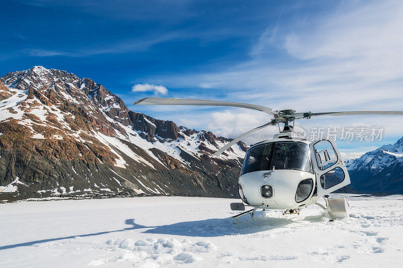 直升机降落在雪山上