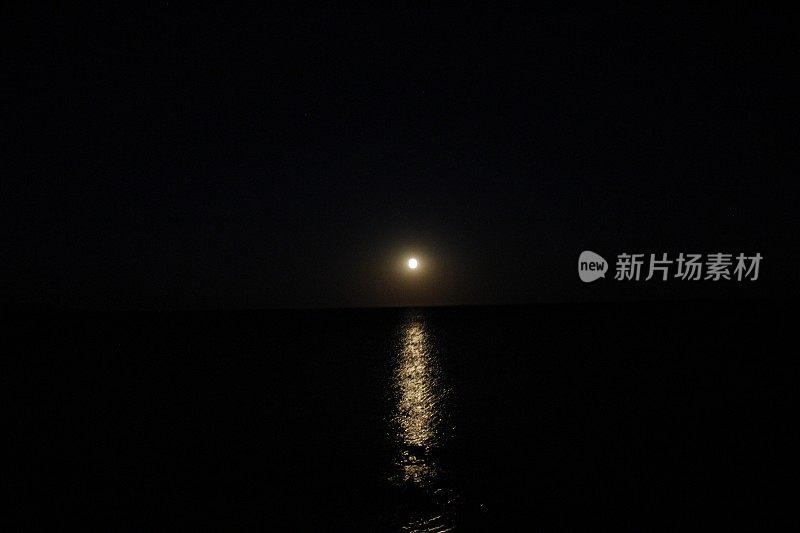 月亮倒映在海面上