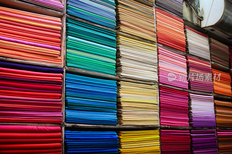 新德里市场上五颜六色的织物