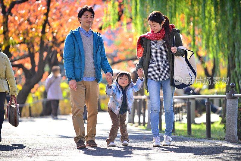 一对日本夫妇和他们的儿子在东京上野公园散步