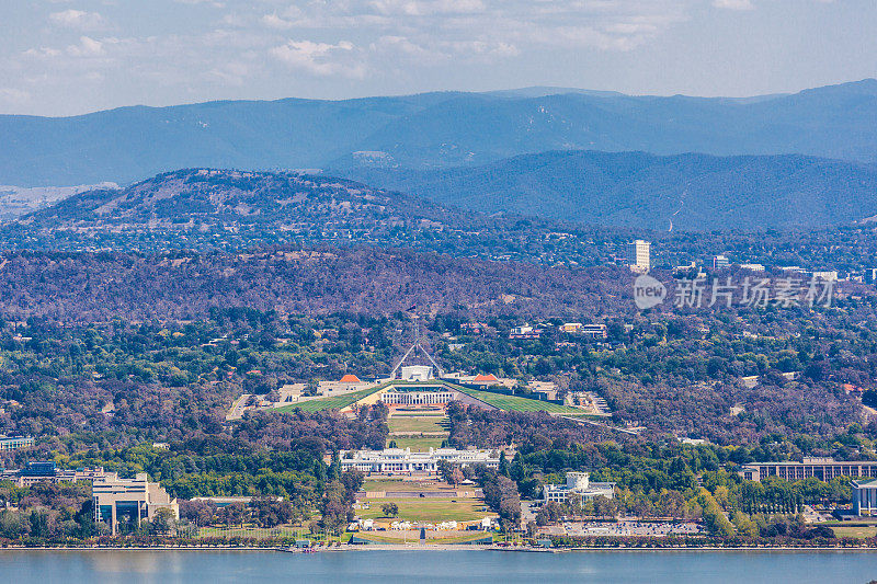 从安斯利瞭望台上看国会大厦，背景是山脉。堪培拉,澳大利亚