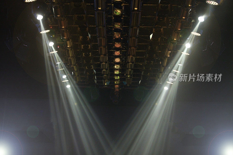 灯光束聚光灯光线移动照明在机架结构天花板上