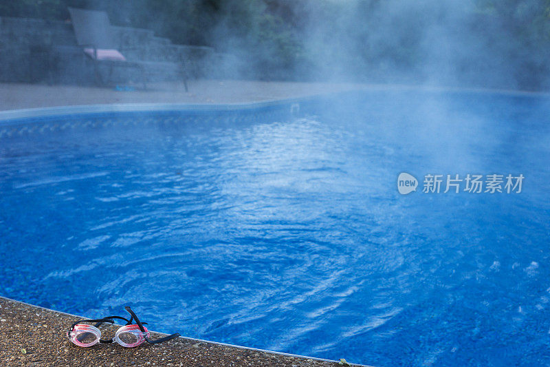 蒸汽从加热的游泳池中冒出来