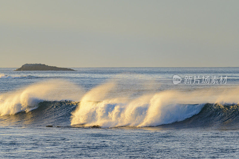 罗浮敦群岛的海浪拍打着Austvagoy海岸