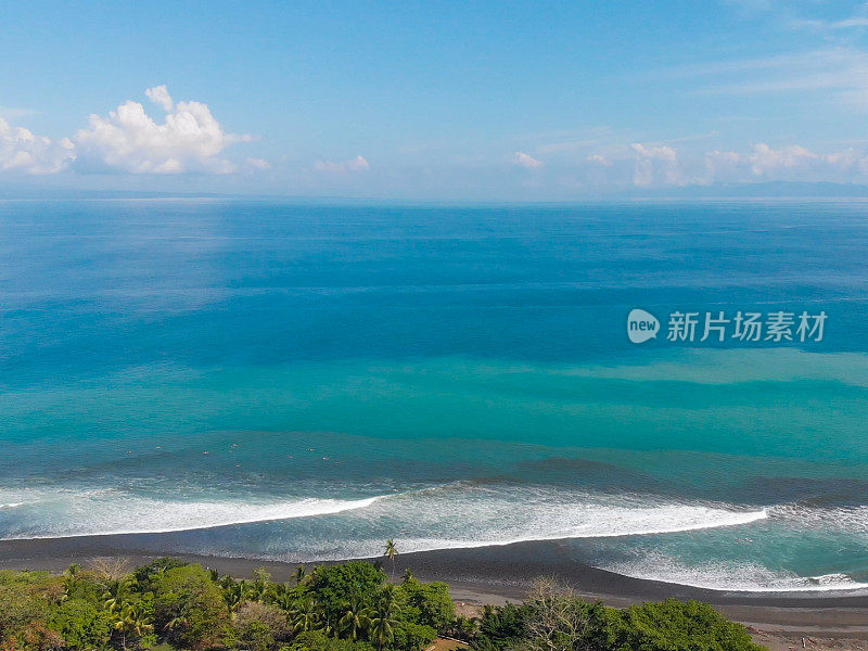 在哥斯达黎加冲浪