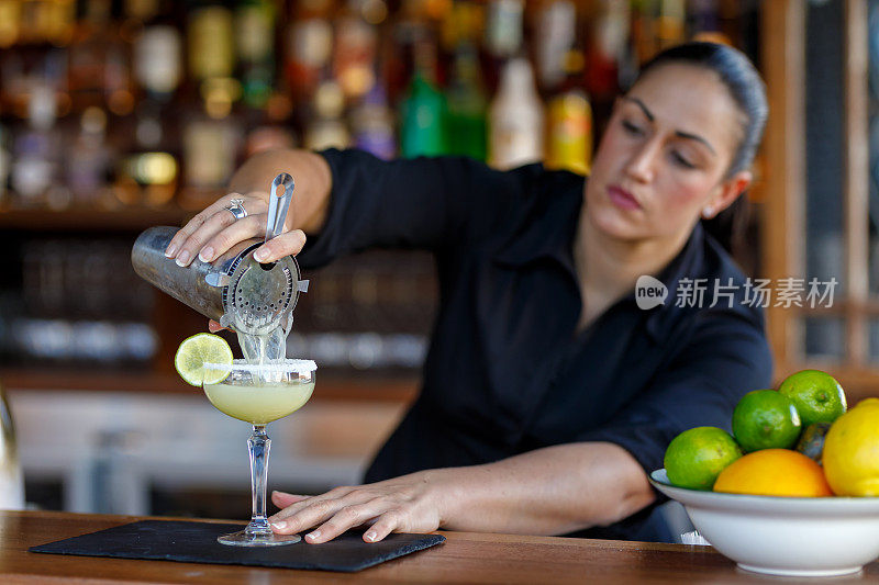 女调酒师调制鸡尾酒