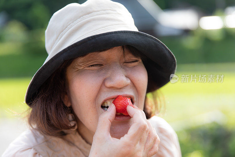 老女人吃草莓