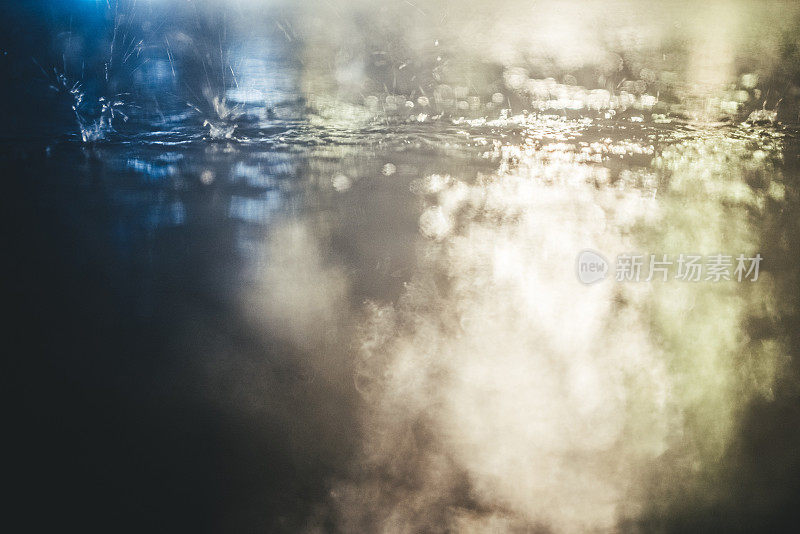 沥青下倾盆大雨