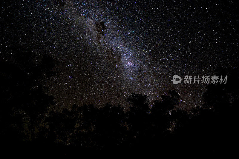 银河里明亮的星星在没有月亮的黑暗夜晚闪闪发光