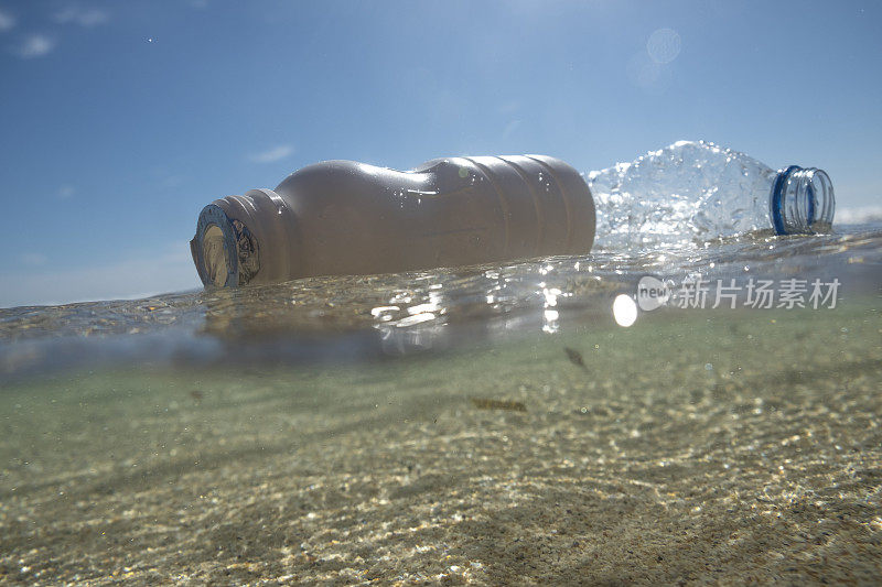 漂浮在海面上的废弃塑料瓶。
