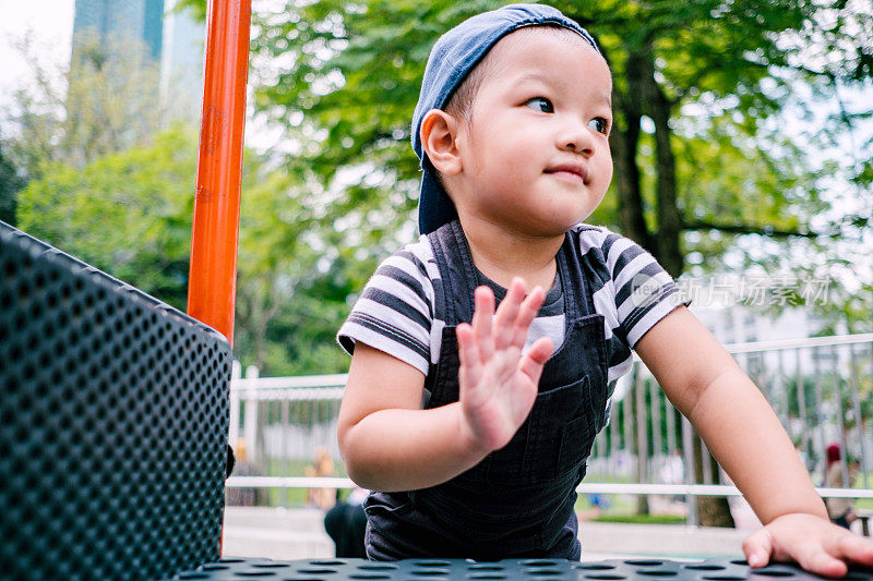 马来西亚幼童在公共游乐场玩耍