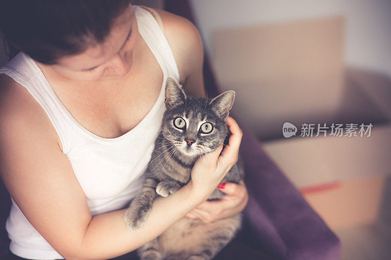 女人抱着她的猫