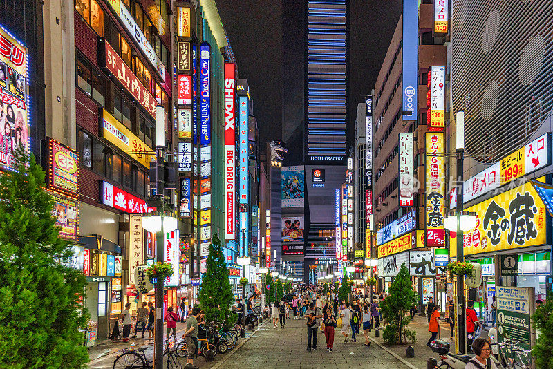 日本东京新宿歌舞伎町红灯区的街景