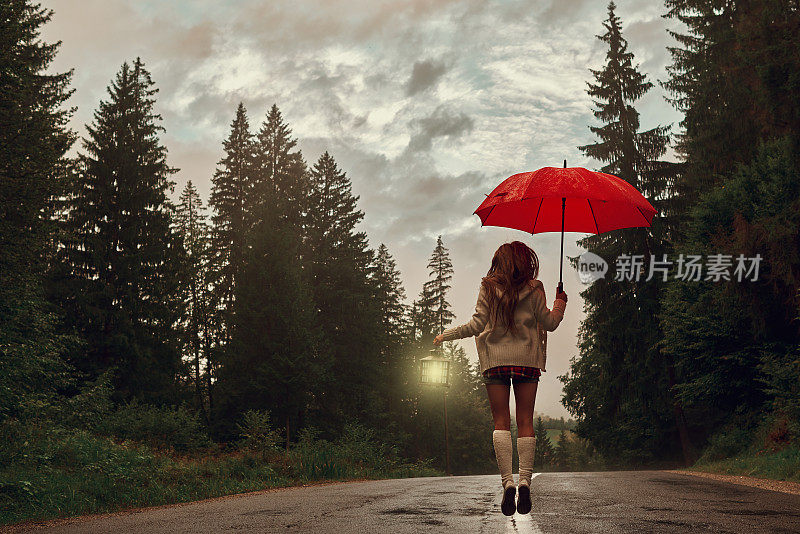 在雨中跳跃