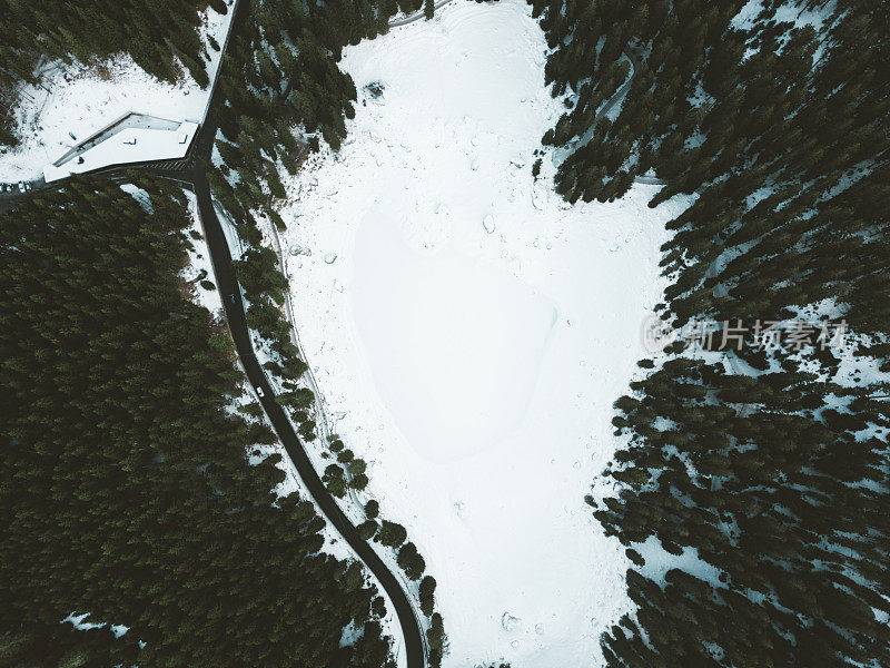 鸟瞰图的冬季道路和湖迪卡里扎在Dolomites阿尔卑斯山