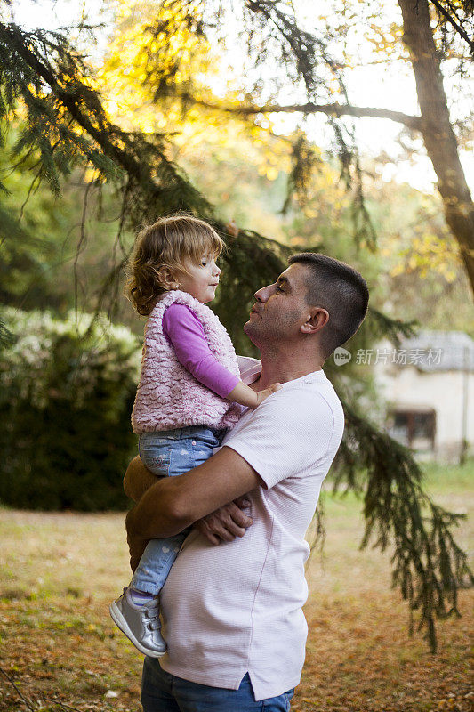 父亲和女儿花时间一起在户外