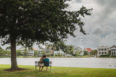 一对夫妇坐在长椅上