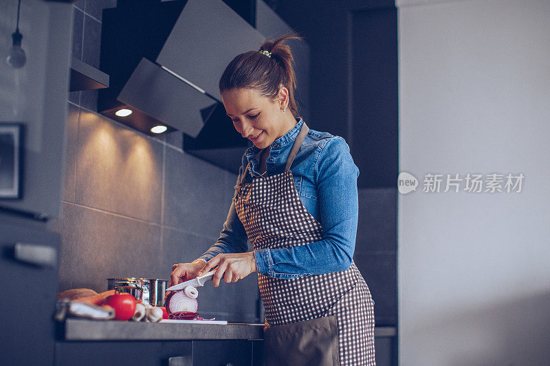 在家做午饭的女人