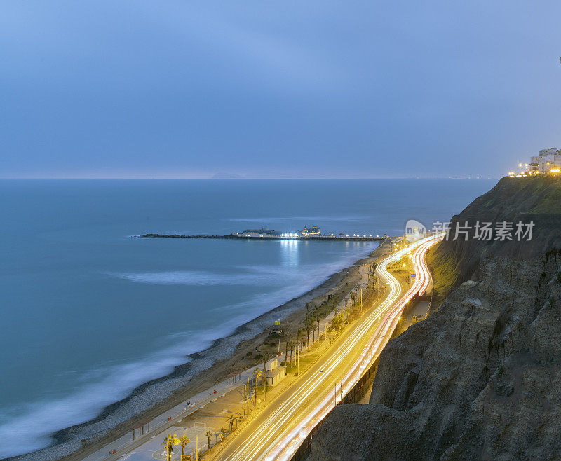 利马高速公路在海岸线上