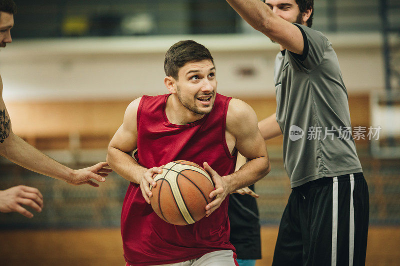 篮球运动员试图突破防守队员。