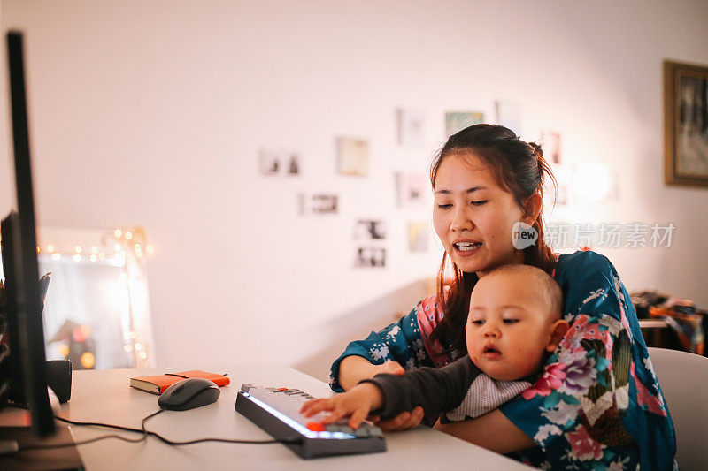 年轻的亚洲女人和她的儿子在家里