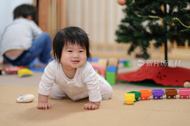 孩子和婴儿在房间里玩圣诞节