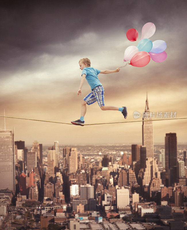 小男孩在绳子上绑着气球奔跑