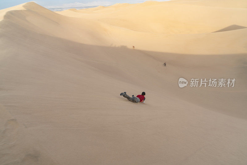 在华卡奇纳沙丘玩滑板