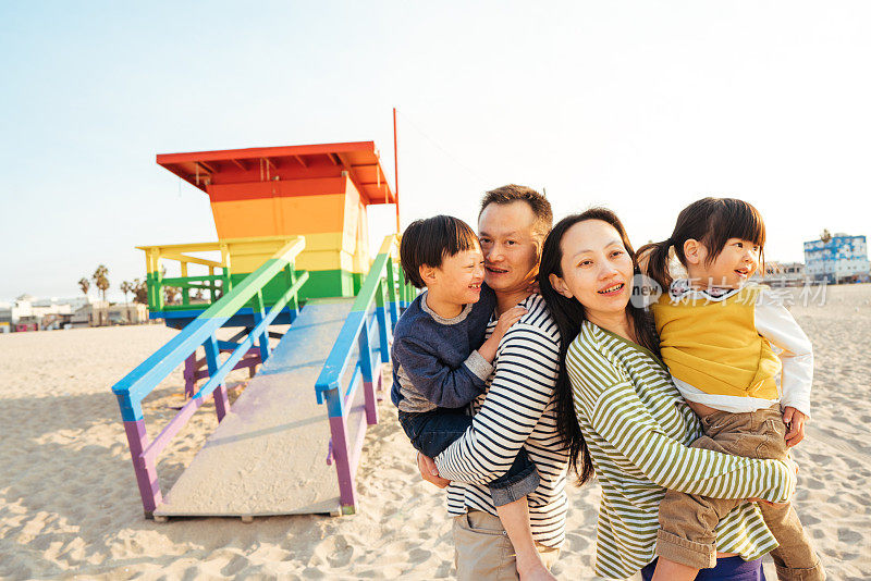 海滩上的幸福家庭