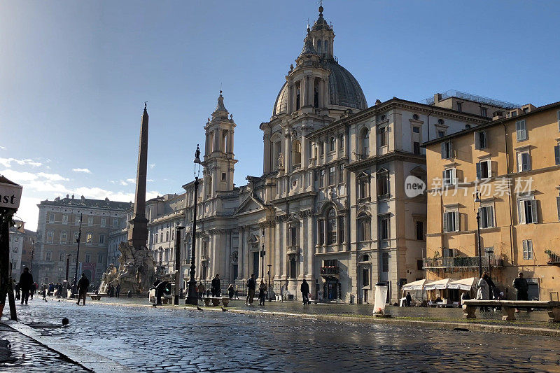 纳沃纳广场是意大利罗马的一个广场，是万神殿附近的一个喷泉