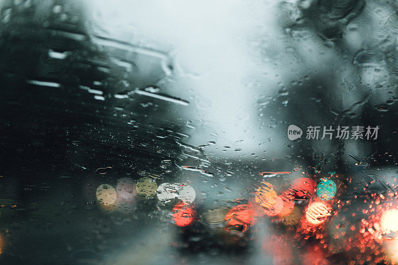 雨点打在挡风玻璃上