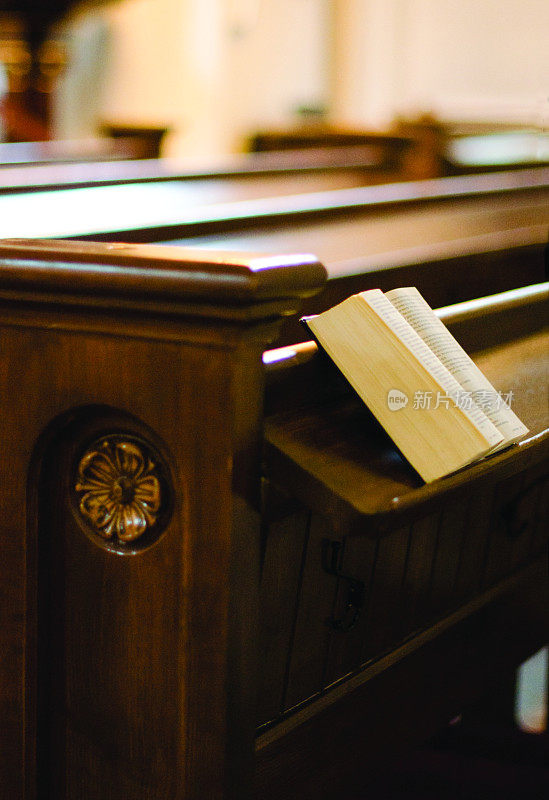 在教堂里的歌咏，是一种开放式的铺在木板上的材料