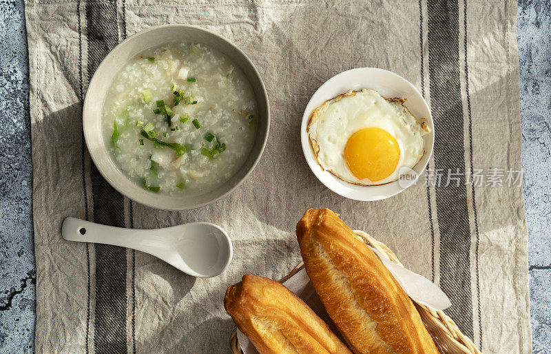 中式早餐:油条、煎蛋、蔬菜粥