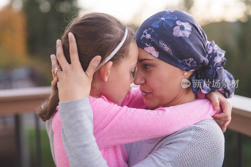 身患癌症的母亲拥抱着女儿
