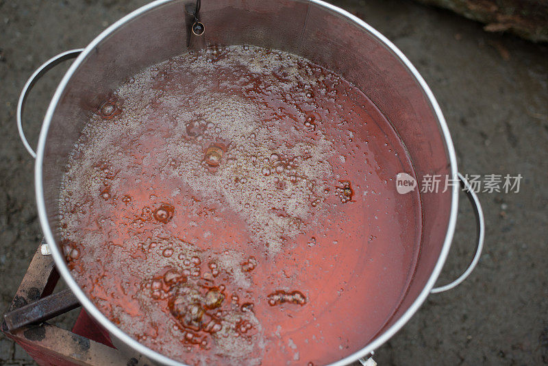在枫糖浆家庭工业中，用大锅煮枫水