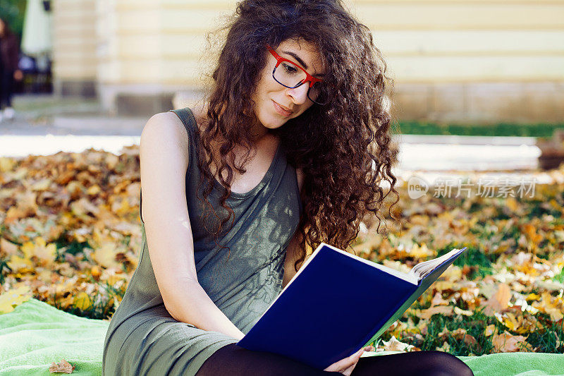 年轻女子在读一本书