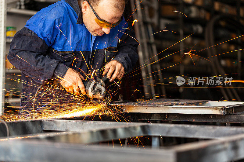 建筑业手工工人用圆锯切割铁器