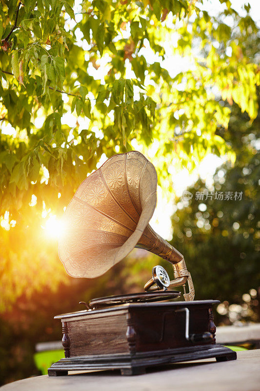 留声机-室外的老式黑胶唱片，背景是柔和的日落光线