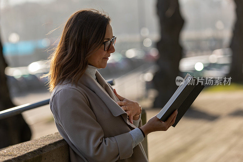在城里读书的女人