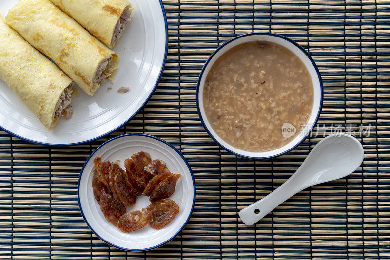 自制早餐:煎蛋卷、粥和香肠