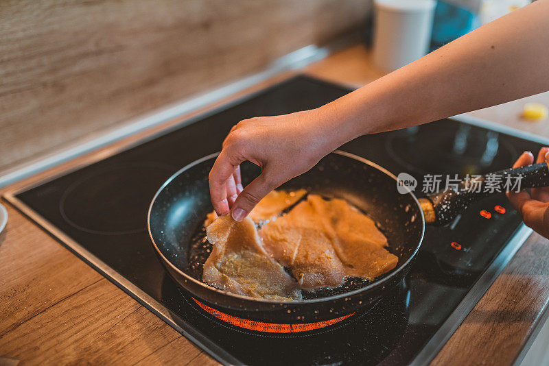 准备炸鸡胸肉的女人