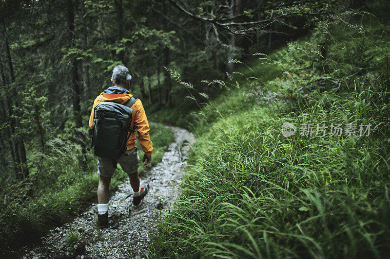 老人在山林中徒步旅行