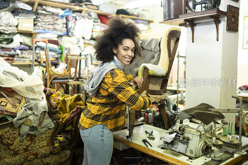 女工人在工作室装修家具